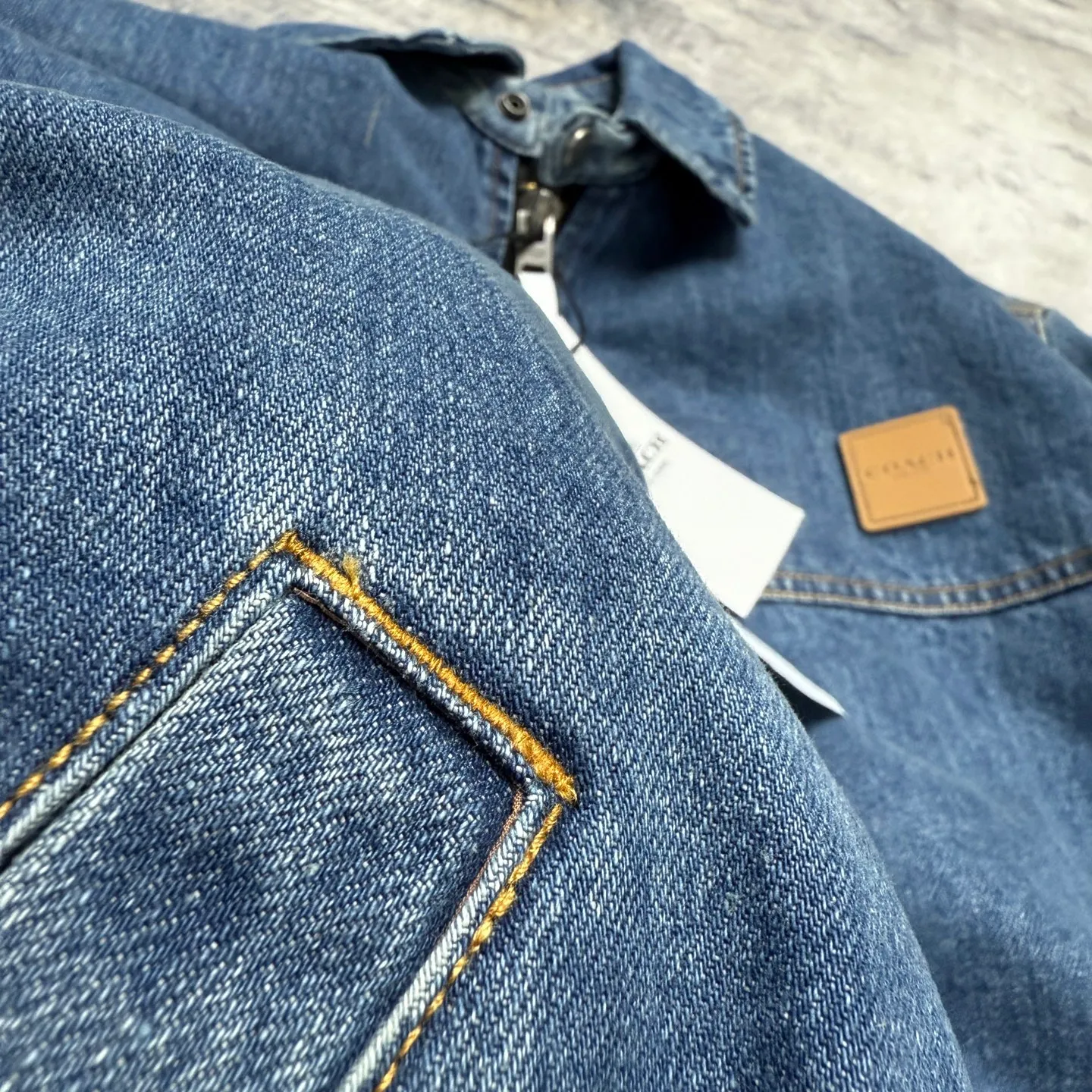 Available for new shipment in early spring! COH men's American Retro workwear Detroit washed distressed denim lapel cotton splicing zipper jacket, very Retro Blue denim, denim will never go out of style. The upper body of various experts shows how handsome he is. This style is very casual yet a bit gentlemanly. It is not so ostentatious, but the upper body makes the whole person look tall and elegant. That is, you only need to wear this coat. You don’t have to think about the overall matching, it’s casual and fashionable to wear casually. This can be worn by both men and women, and the fit is very correct. Shipped by a trading company and produced on a large assembly line, the quality is absolutely superb. The overall wiring is smooth and neat, and the inner lining is made of pure cotton, which is breathable and comfortable and has excellent skin fit. It's definitely the quality that goes in and out of the mall. The whole set of hardware is made by Koujia with logo letters. The texture of ancient silver matches the whole dress very well. The Genuine Leather leather label on the front chest is beautifully embellished. Really high quality. The shopkeeper’s own money. 🤗🤗🤗 Color: Washed Retro denim blue Size: M-XXL (equivalent to M-XXL) Fabric: Denim (Composition: Cotton) M size: Length 68CM Bust 118CM Shoulder width 53CM Sleeve length 62CM (Reference height 165-170CM Weight 110-130 catties) L size: Length: 70CM Bust 122CM Shoulder width 54CM, sleeve length 63CM (reference height 170-175CM, weight 130-150 catties) XL code: length: 72cm, bust: 126cm shoulder width: 55cm, sleeve length: 64cm (reference height 175-180CM, weight 145-165 catties) XXL code: length: 74cm, bust: 130cm, shoulder width: 56cm Sleeve length: 65cm (reference height 180-185CM, weight 165-185 catties)